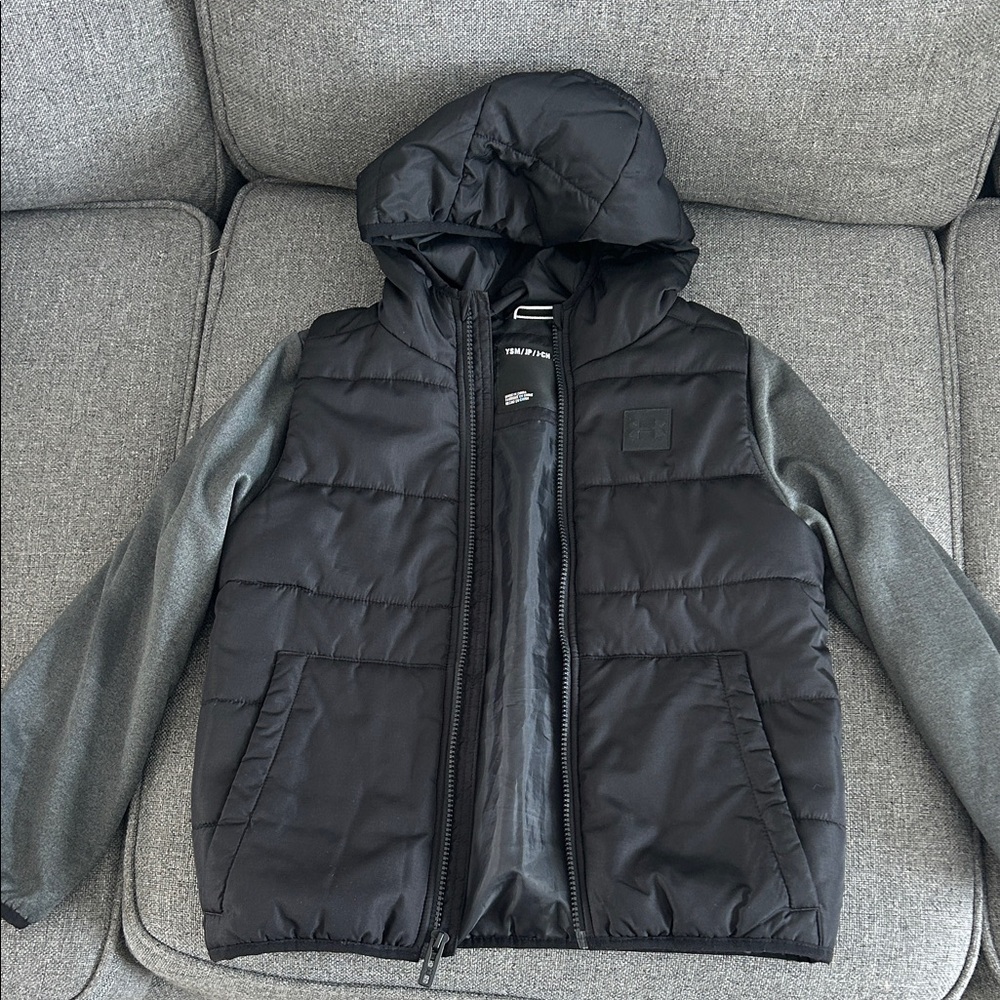 Under Armour boys Small Black Puffer Jacket with Gray Sleeves
